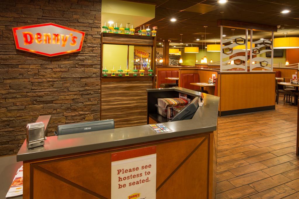 Ramada By Wyndham Medford Hotel & Conference Center Экстерьер фото