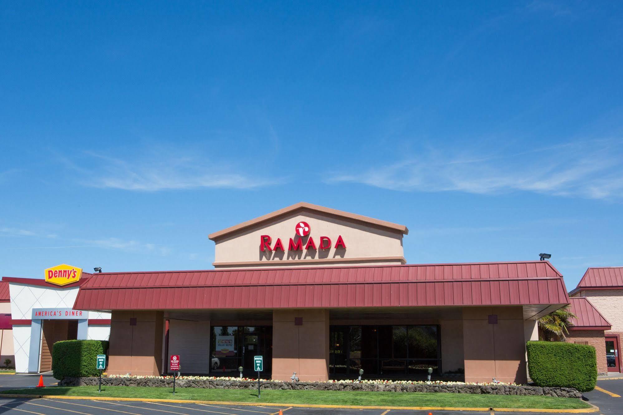 Ramada By Wyndham Medford Hotel & Conference Center Экстерьер фото