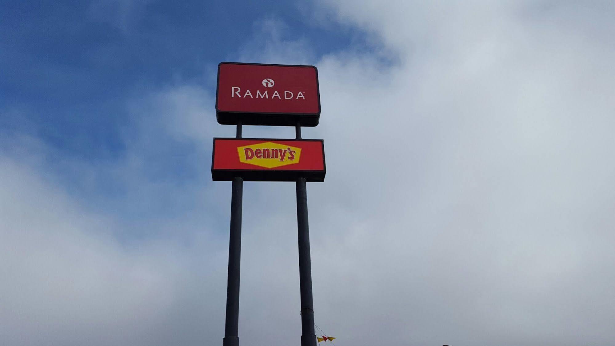 Ramada By Wyndham Medford Hotel & Conference Center Экстерьер фото