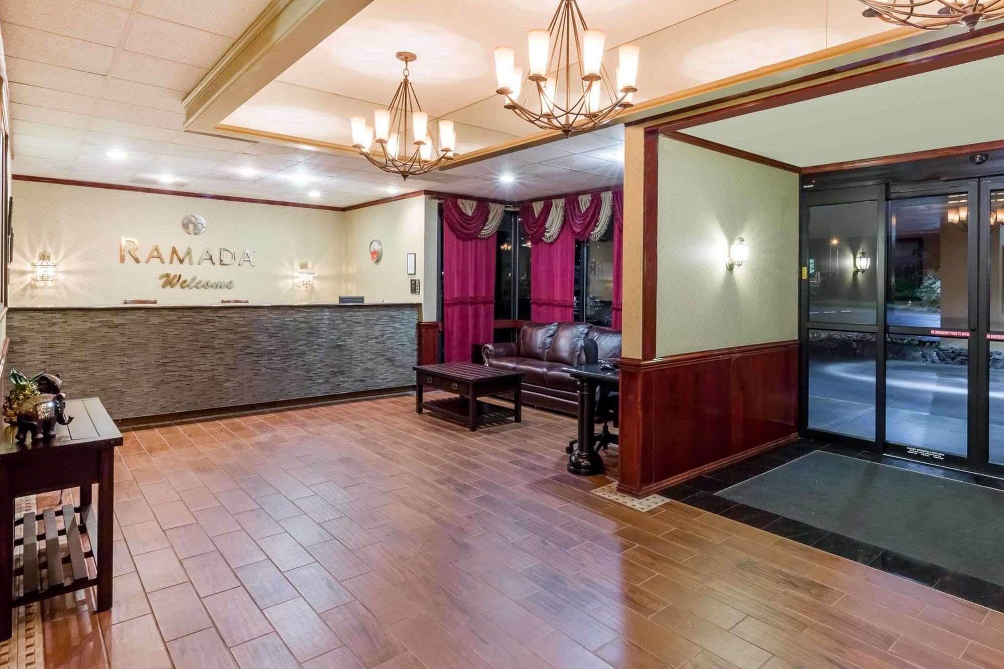 Ramada By Wyndham Medford Hotel & Conference Center Экстерьер фото