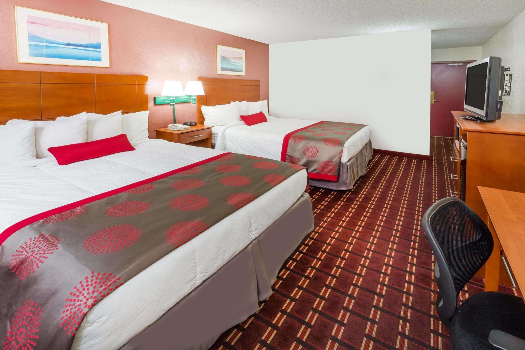 Ramada By Wyndham Medford Hotel & Conference Center Экстерьер фото