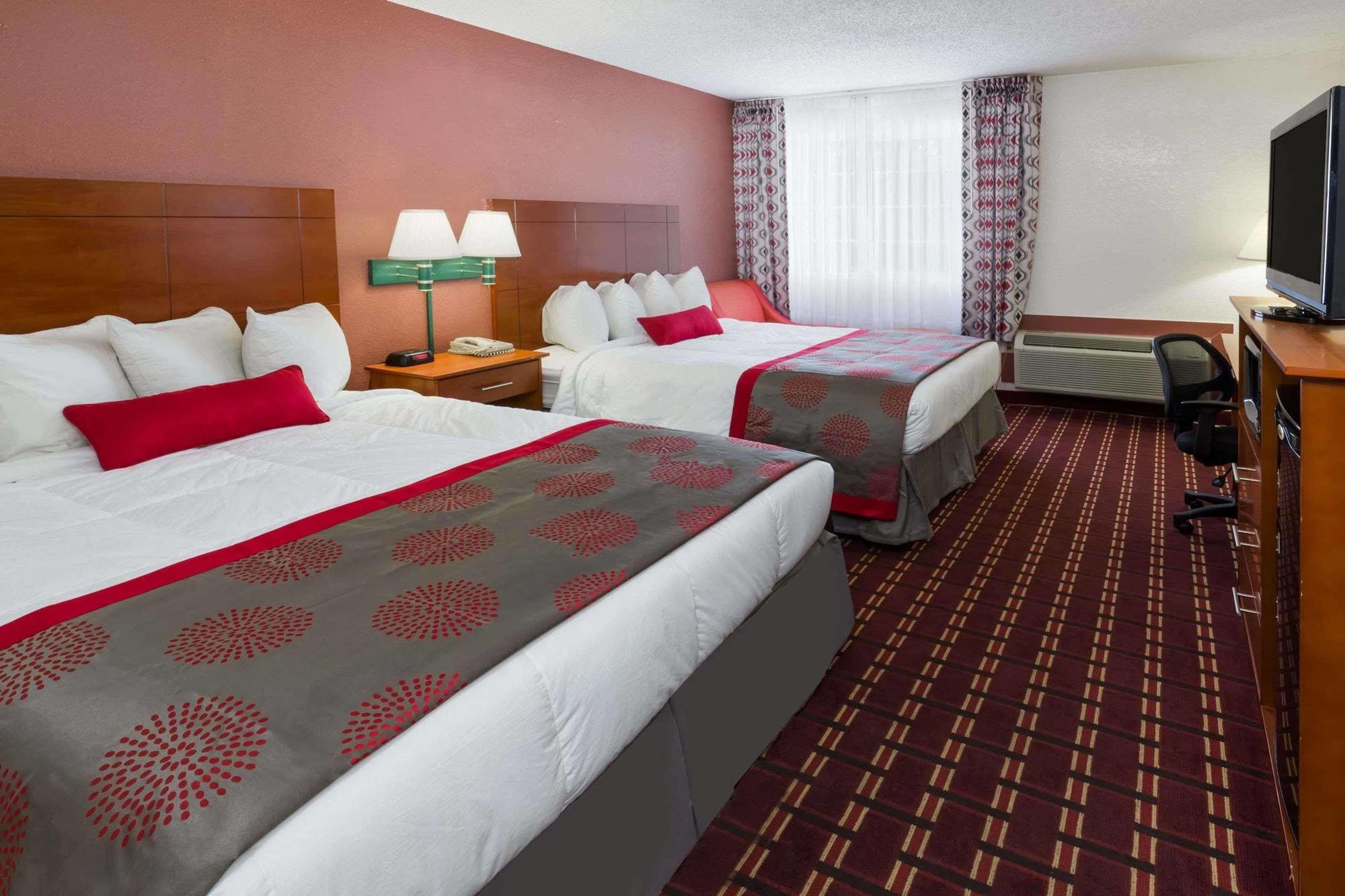 Ramada By Wyndham Medford Hotel & Conference Center Экстерьер фото
