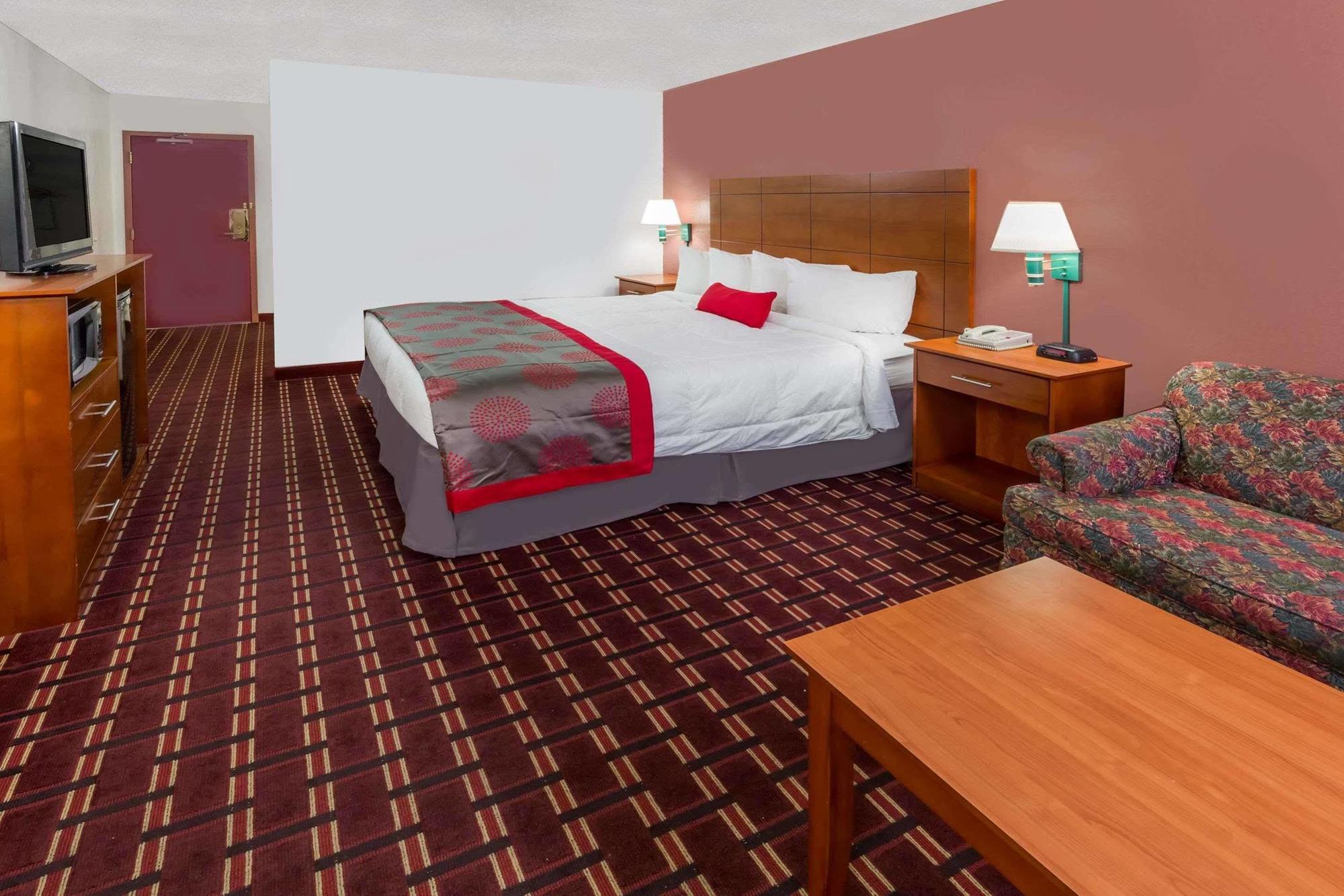 Ramada By Wyndham Medford Hotel & Conference Center Экстерьер фото
