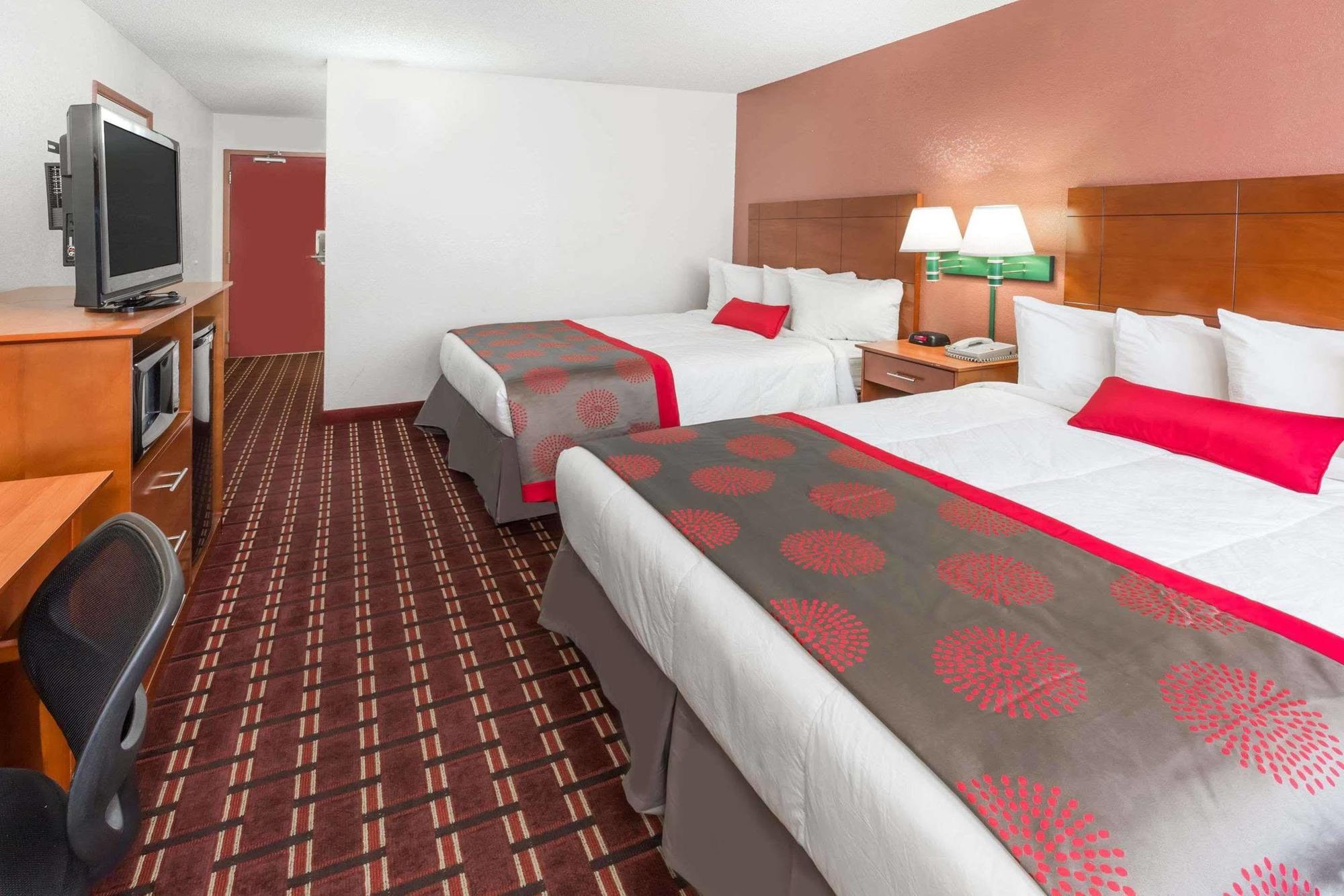 Ramada By Wyndham Medford Hotel & Conference Center Экстерьер фото