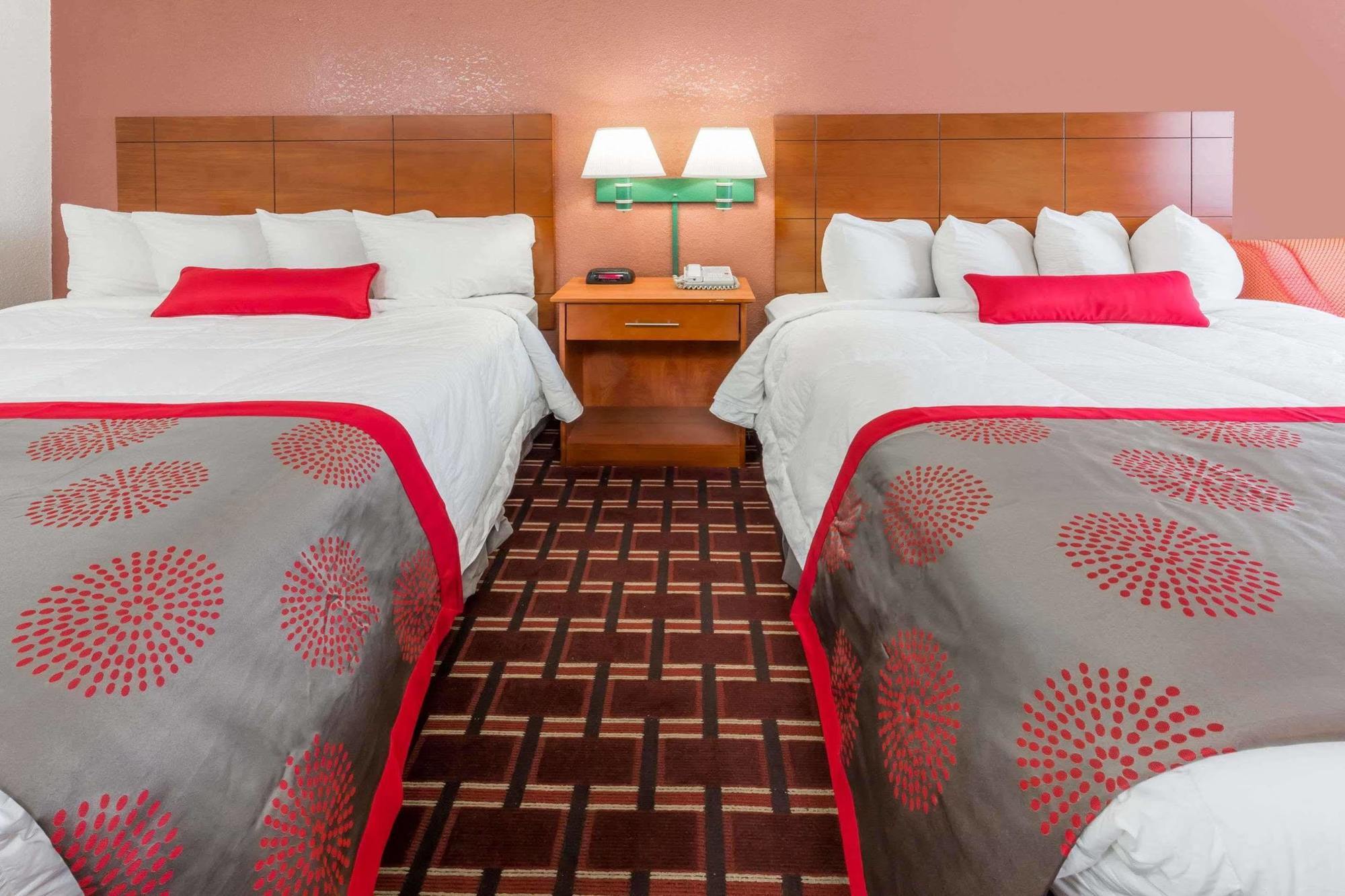 Ramada By Wyndham Medford Hotel & Conference Center Экстерьер фото