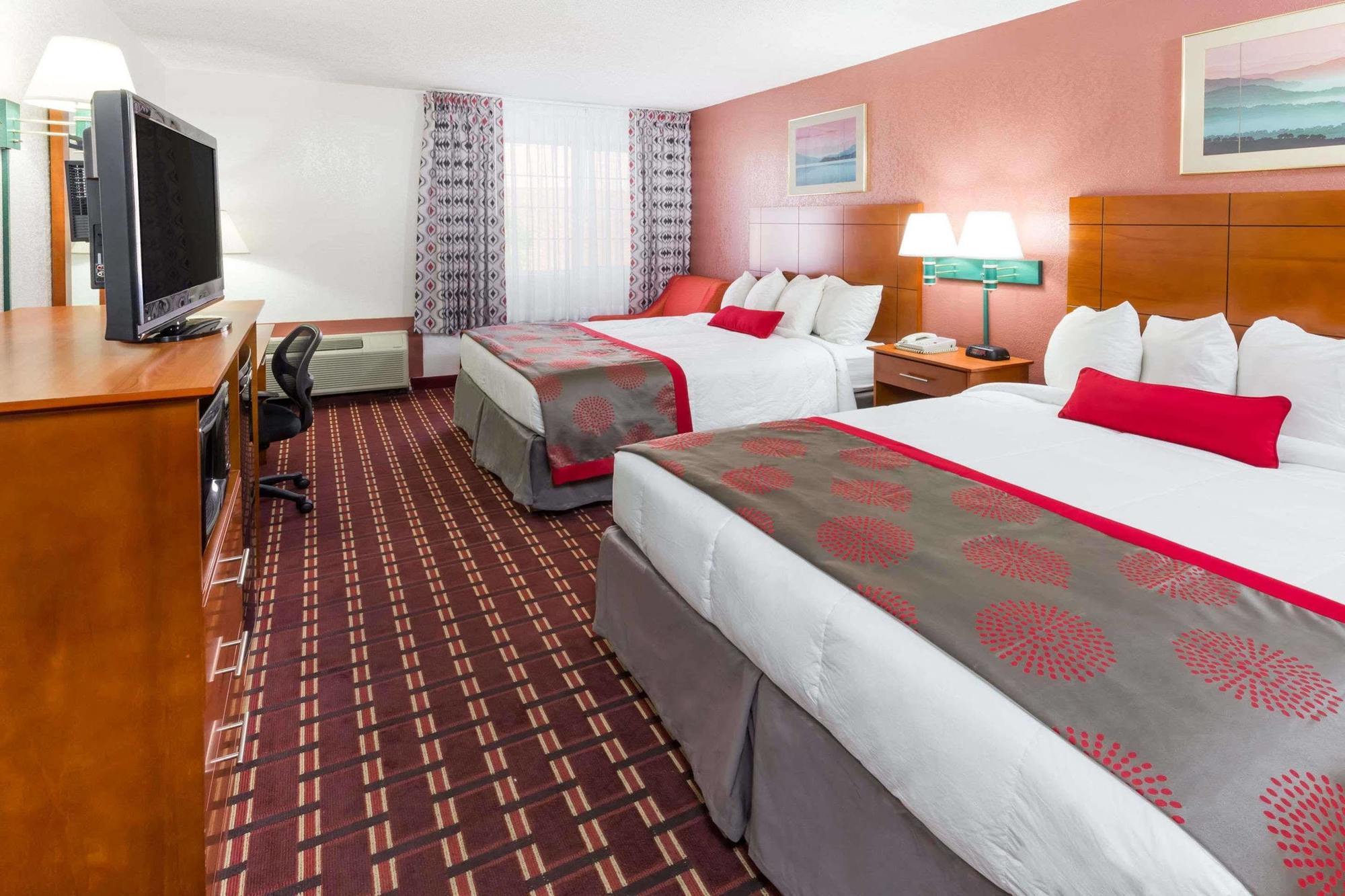 Ramada By Wyndham Medford Hotel & Conference Center Экстерьер фото