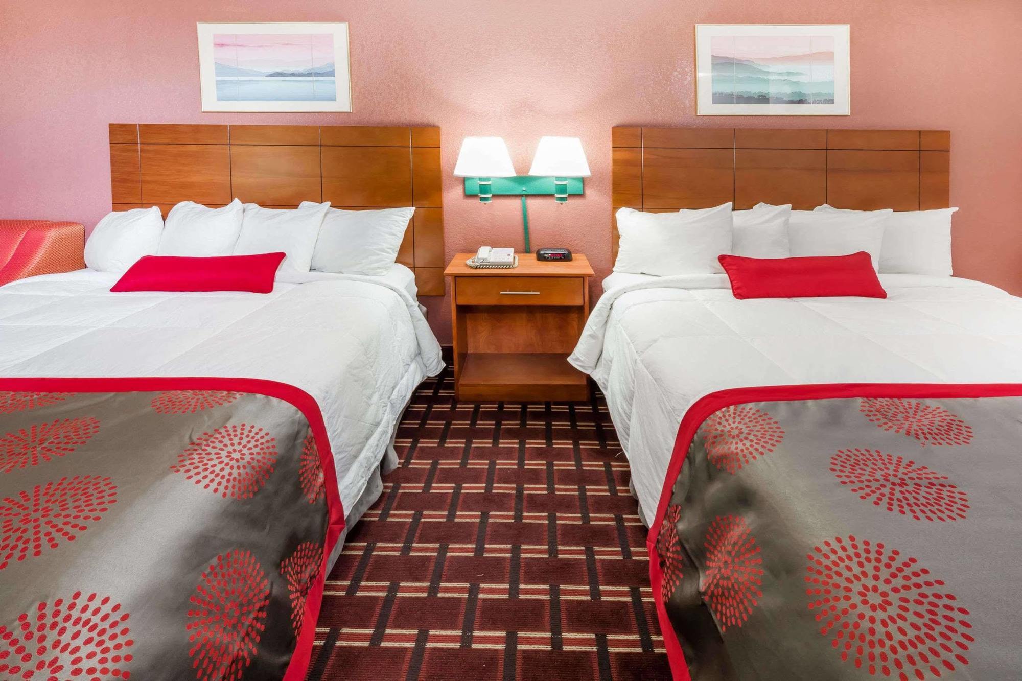 Ramada By Wyndham Medford Hotel & Conference Center Экстерьер фото