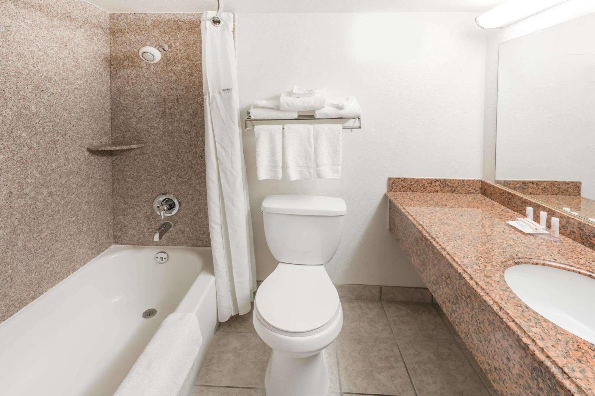Ramada By Wyndham Medford Hotel & Conference Center Экстерьер фото