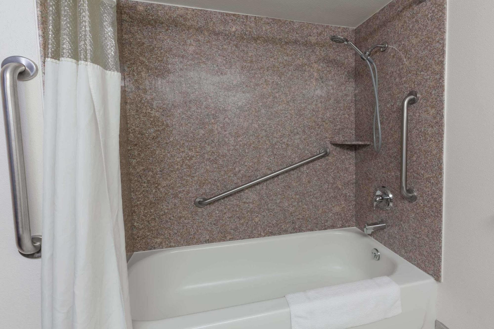 Ramada By Wyndham Medford Hotel & Conference Center Экстерьер фото