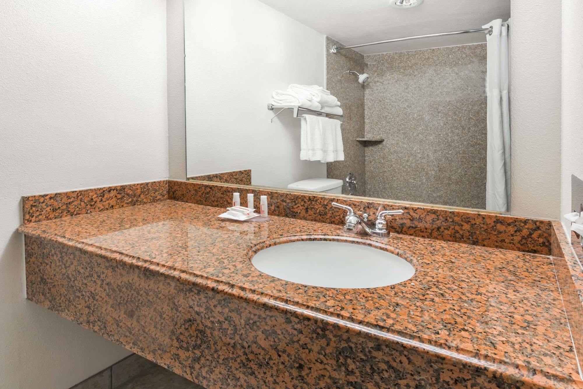 Ramada By Wyndham Medford Hotel & Conference Center Экстерьер фото
