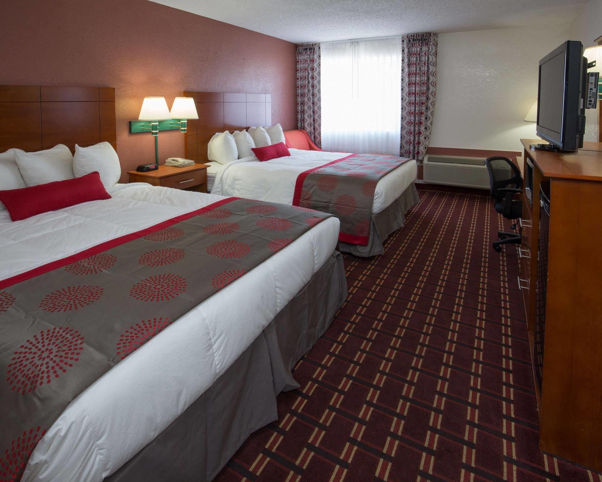 Ramada By Wyndham Medford Hotel & Conference Center Экстерьер фото