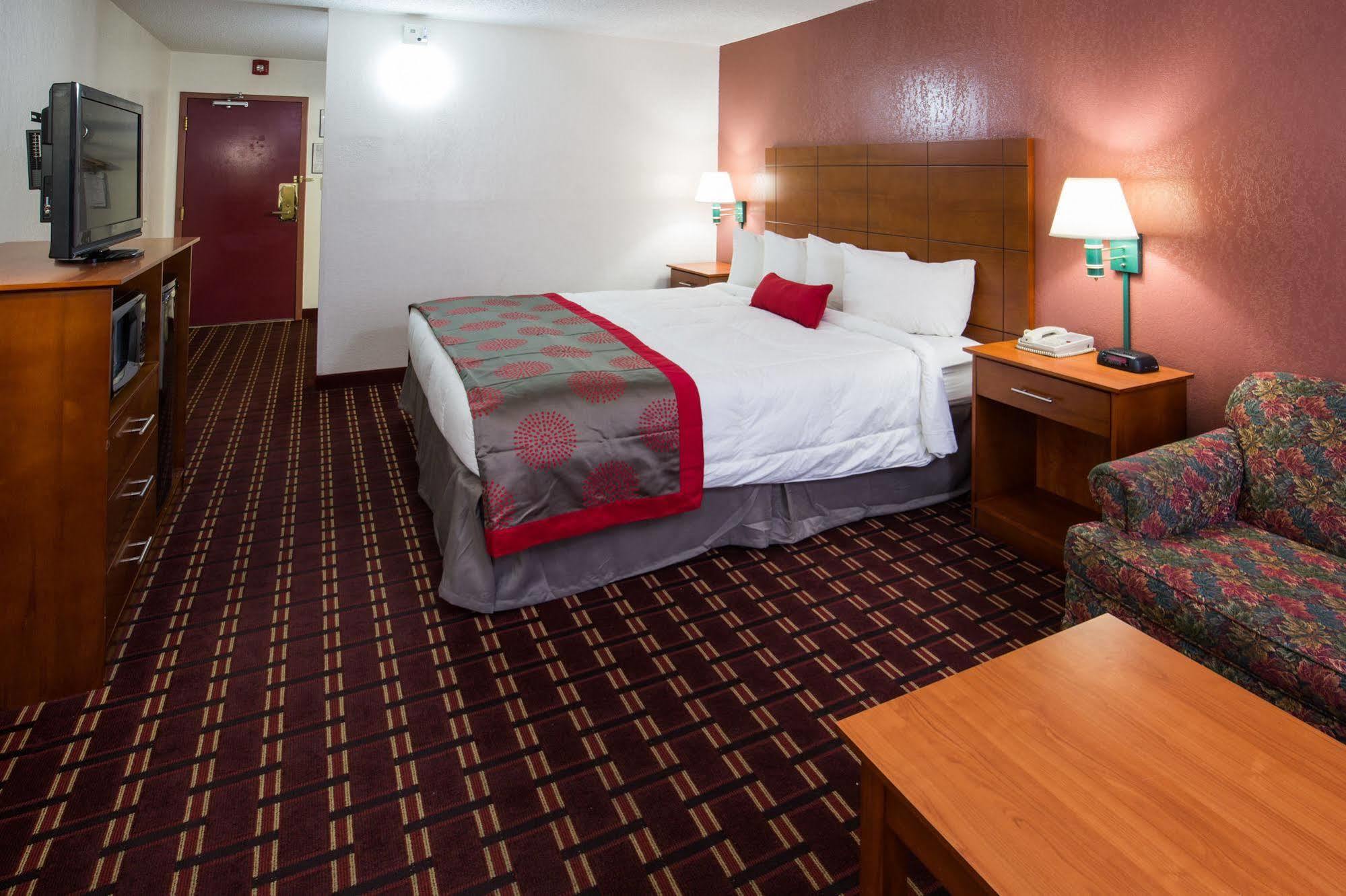 Ramada By Wyndham Medford Hotel & Conference Center Экстерьер фото