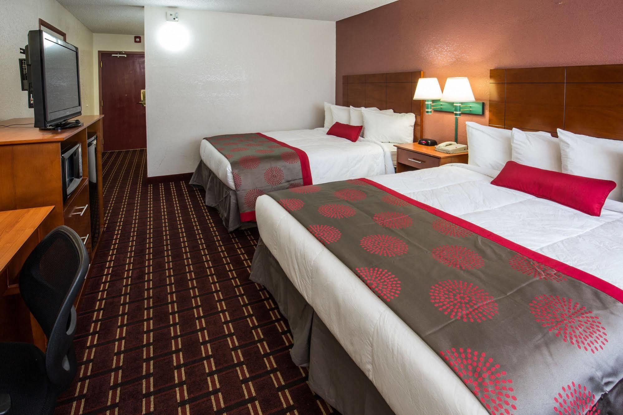Ramada By Wyndham Medford Hotel & Conference Center Экстерьер фото