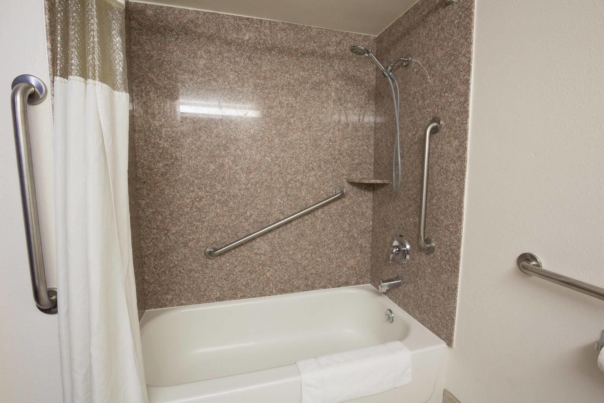 Ramada By Wyndham Medford Hotel & Conference Center Экстерьер фото