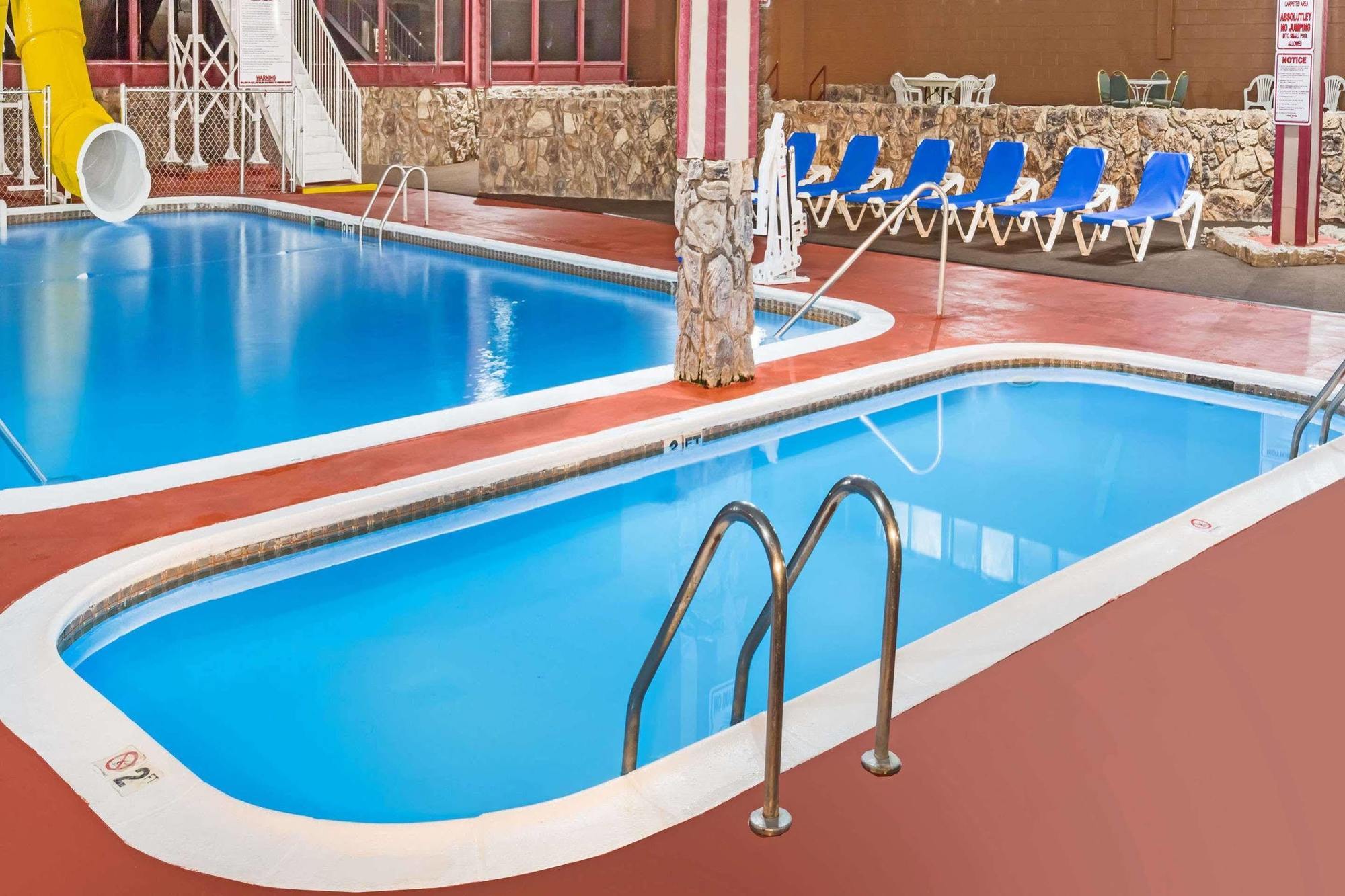 Ramada By Wyndham Medford Hotel & Conference Center Экстерьер фото