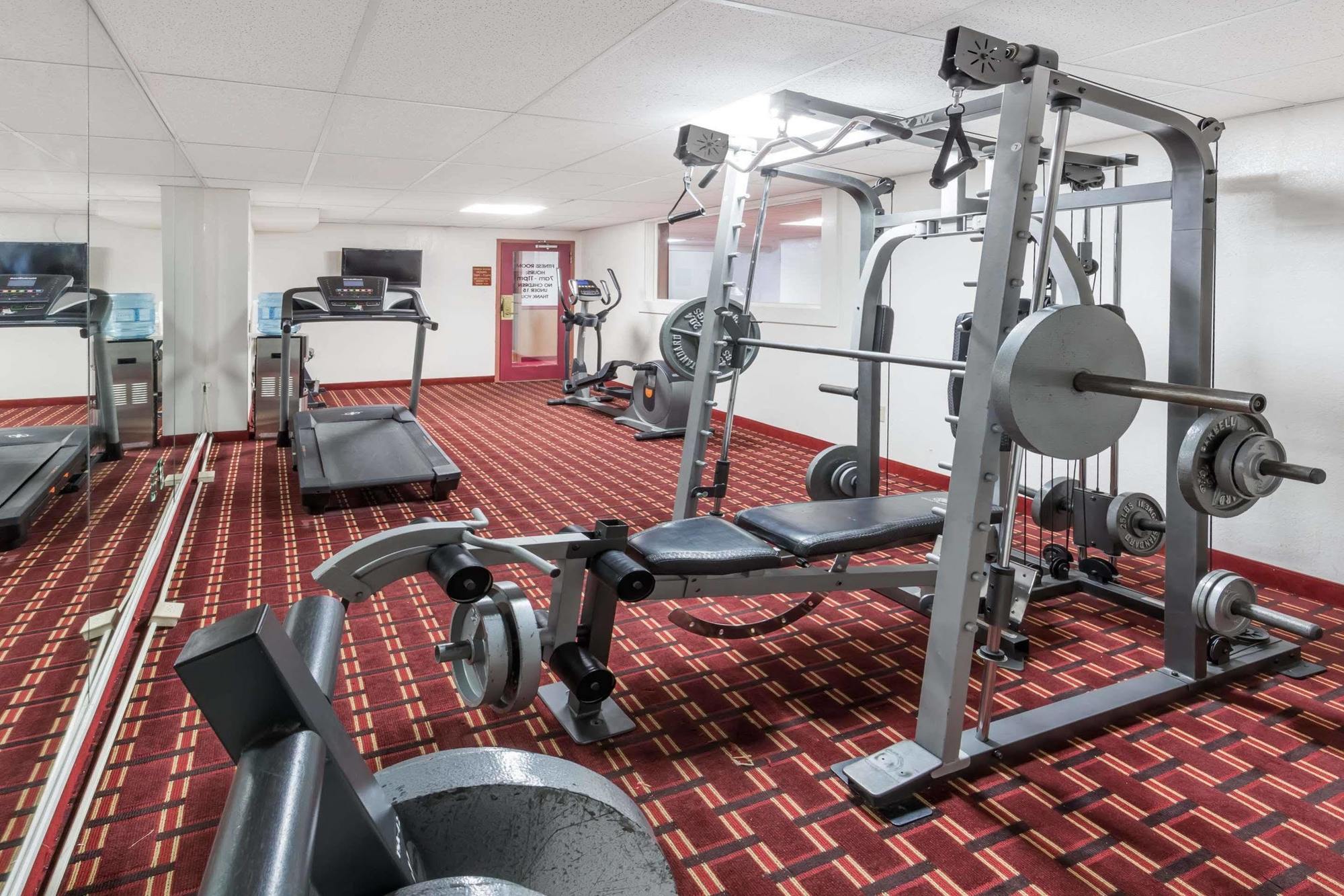 Ramada By Wyndham Medford Hotel & Conference Center Экстерьер фото