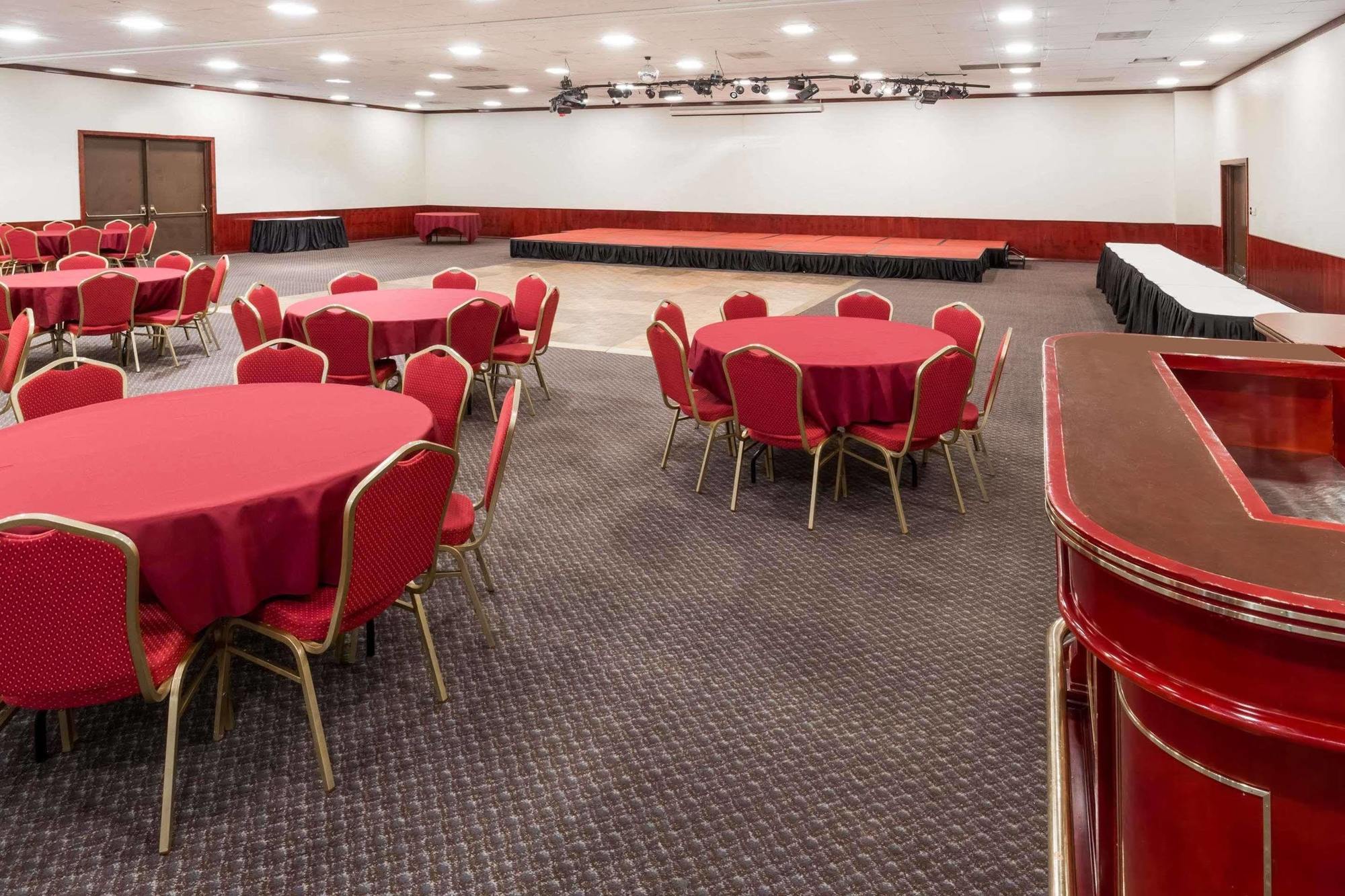 Ramada By Wyndham Medford Hotel & Conference Center Экстерьер фото