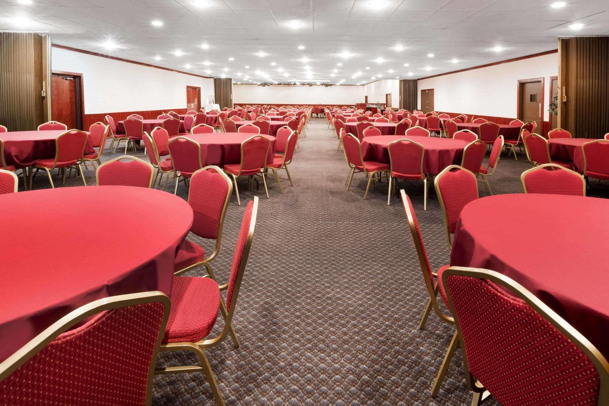 Ramada By Wyndham Medford Hotel & Conference Center Экстерьер фото