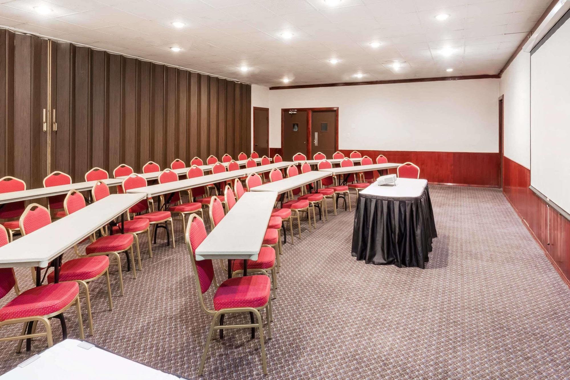 Ramada By Wyndham Medford Hotel & Conference Center Экстерьер фото