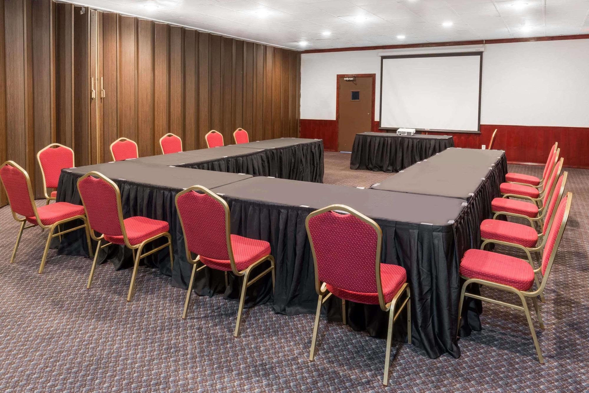 Ramada By Wyndham Medford Hotel & Conference Center Экстерьер фото