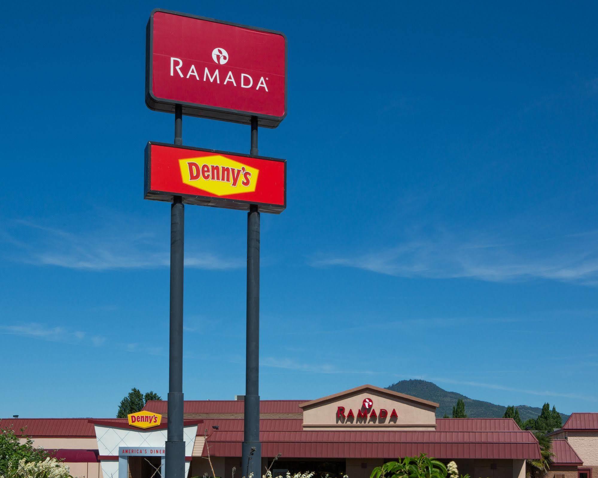 Ramada By Wyndham Medford Hotel & Conference Center Экстерьер фото