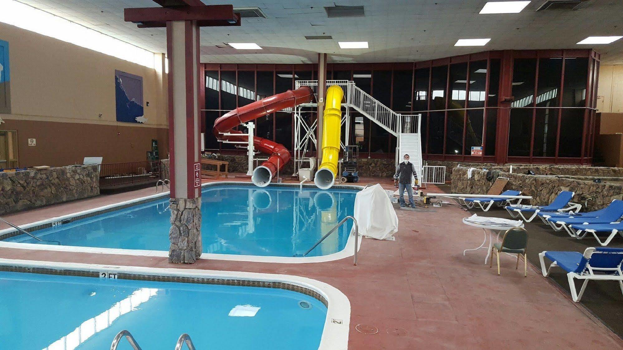 Ramada By Wyndham Medford Hotel & Conference Center Экстерьер фото