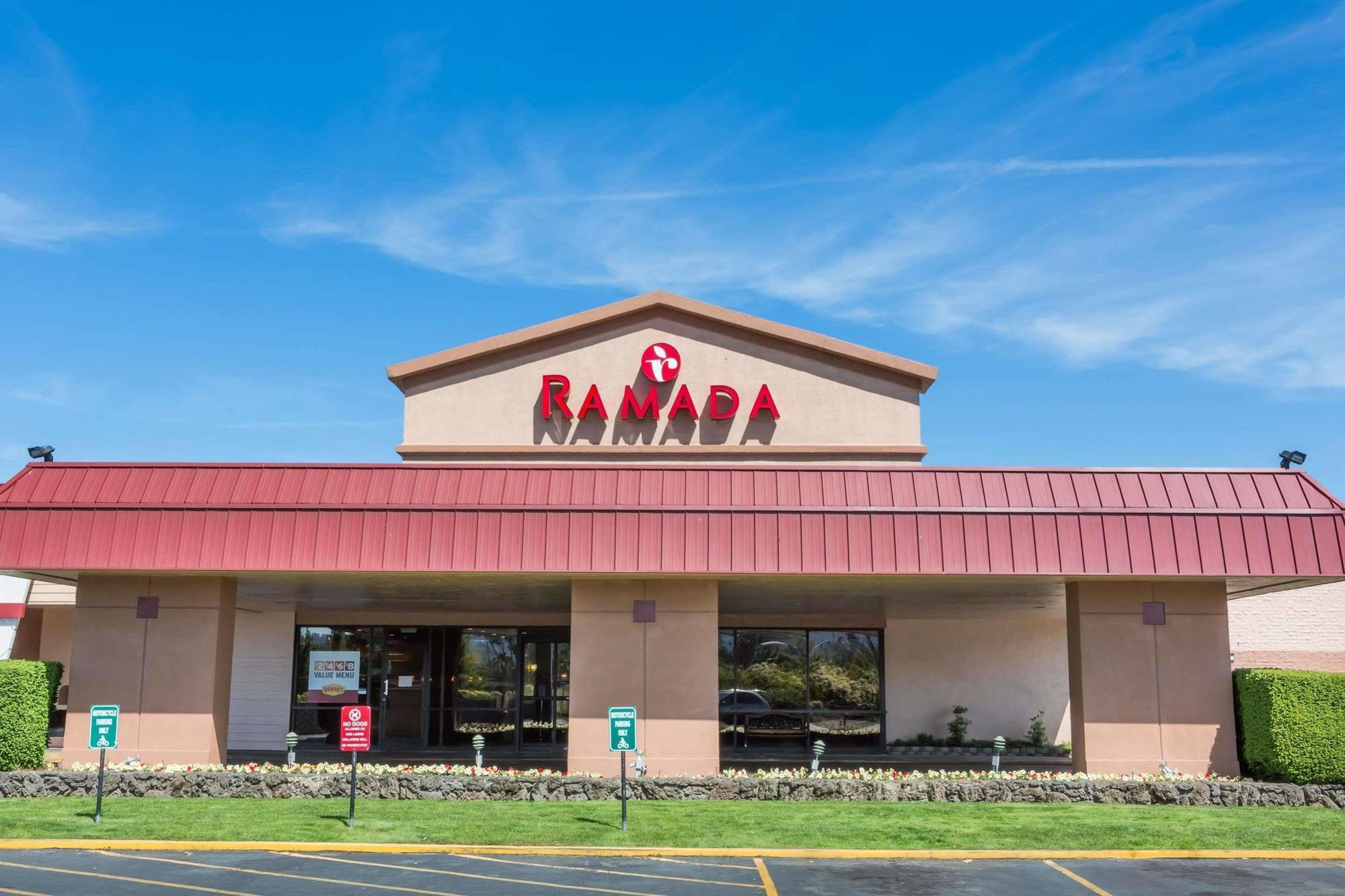 Ramada By Wyndham Medford Hotel & Conference Center Экстерьер фото